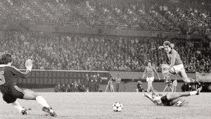 Lì'obiettivo del fotografo coglie il momento del tiro che consente all'Italia di battere i futuri campioni del mondo.