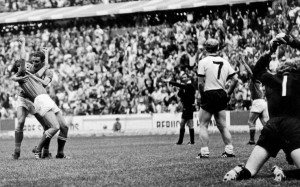 Gigi Riva abbraccia Gianni Rivera dopo il gol del definitivo 4-3